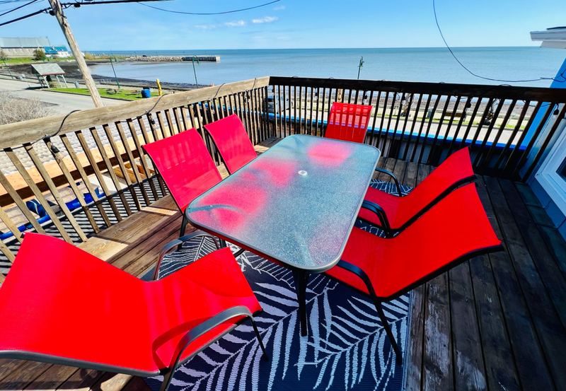 Table extérieure vue fleuve Sainte-Luce